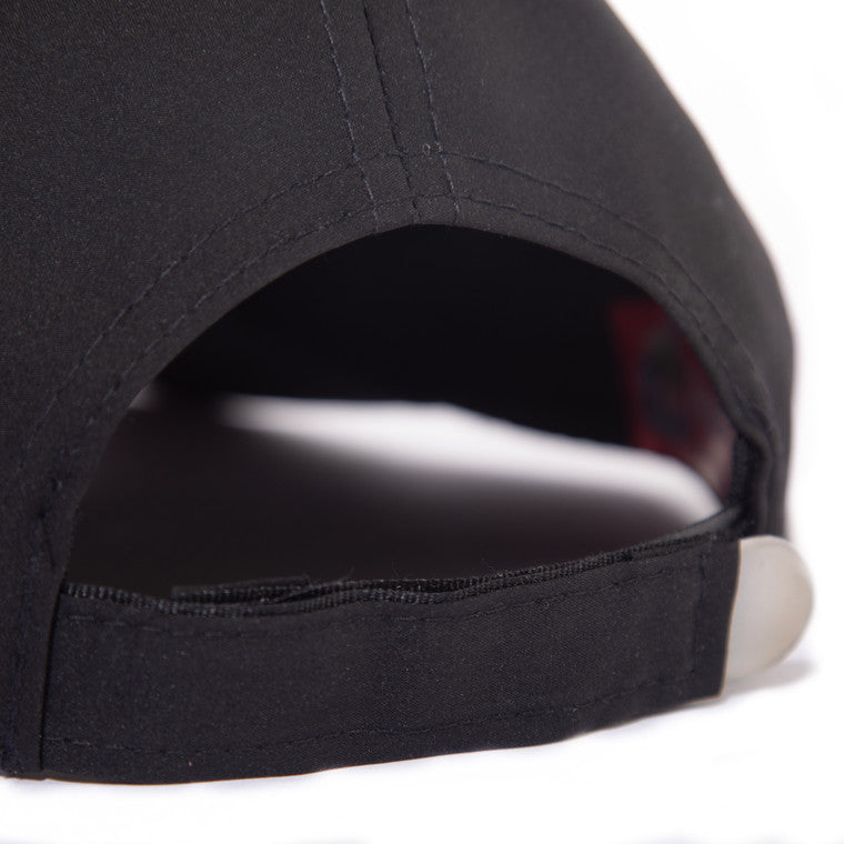 Gorra Lisa Negra Escudo Monocromático